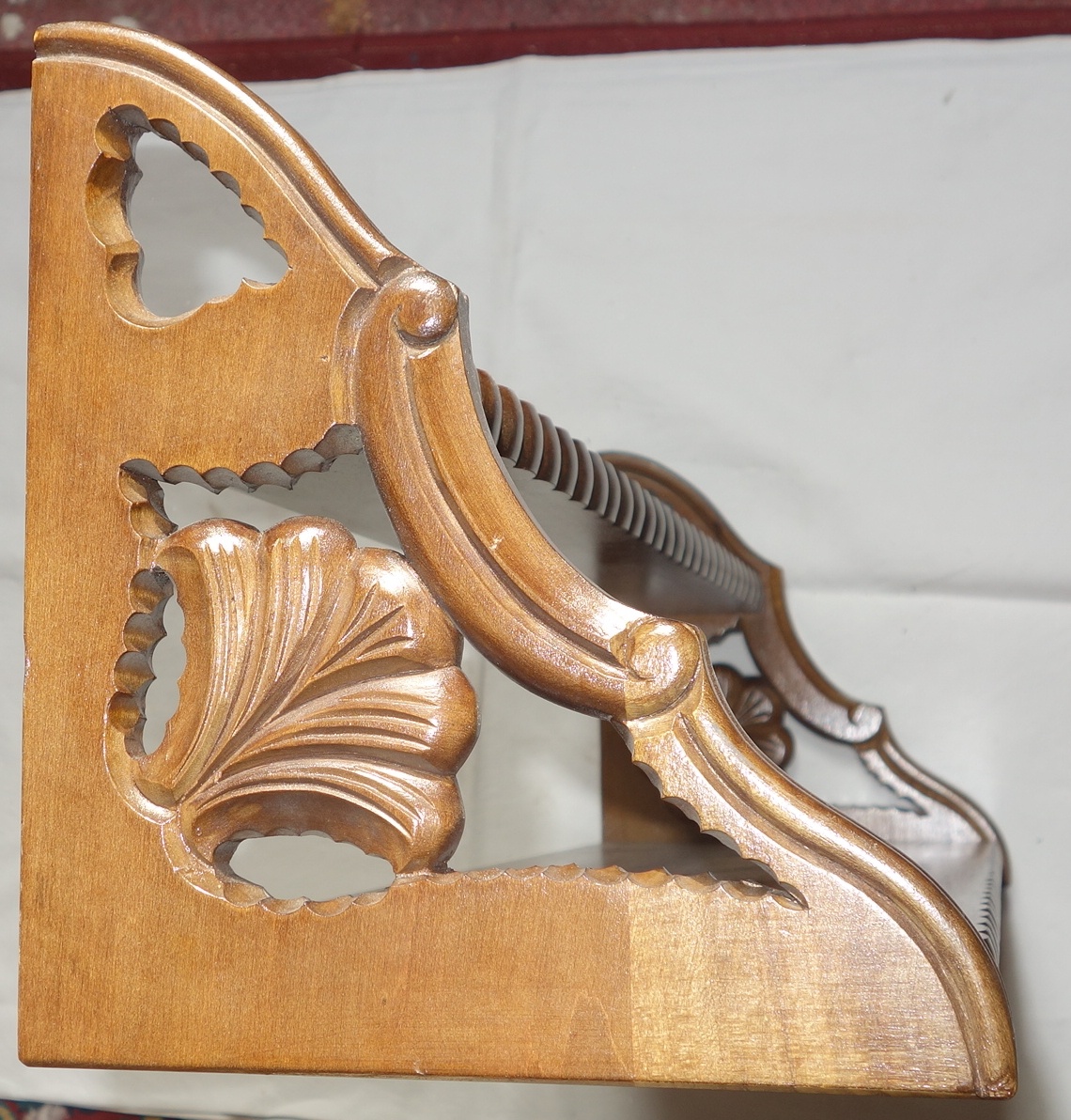 Vyřezávaná skříňka, vyřezávané poličky, podstavce na květiny - 12