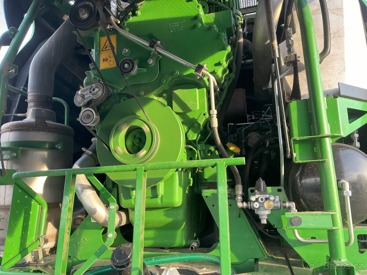 sklízecí řezačka John Deere 8300 - 12