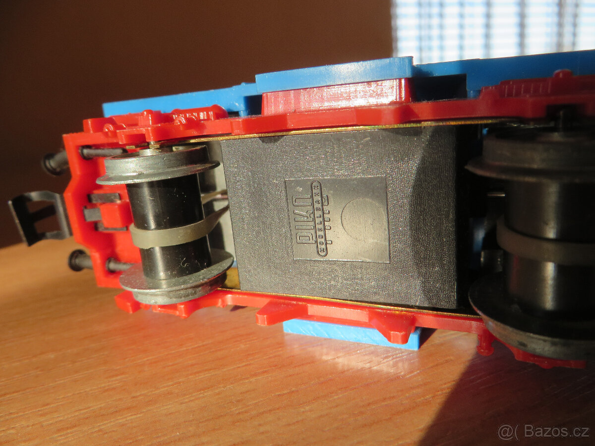 Kolejiště+ el. mašinka + vagónky - 12