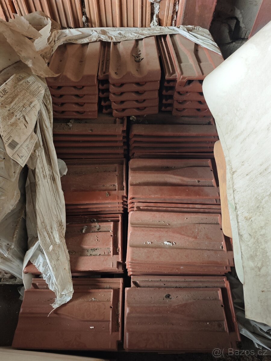 Stavební materiál – střešní tašky a další, různé druhy. - 12