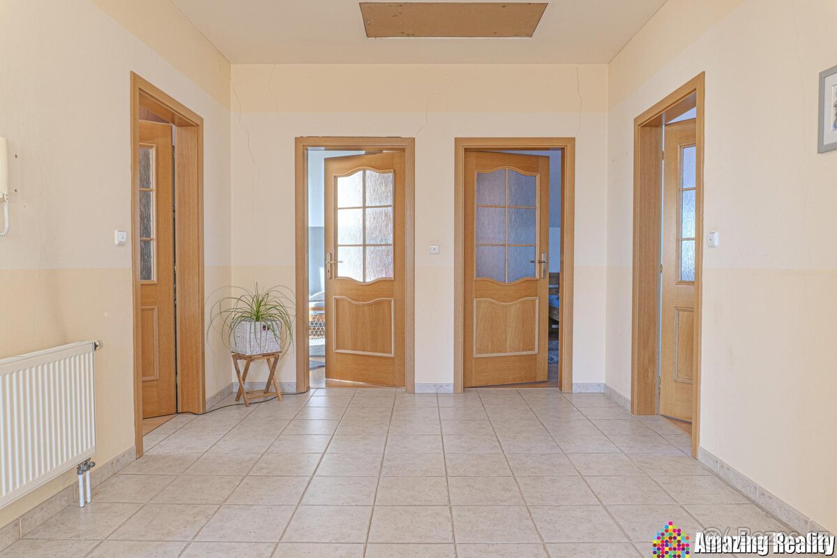 Prodej nadstandardního rodinného domu se zahradním domkem a - 12