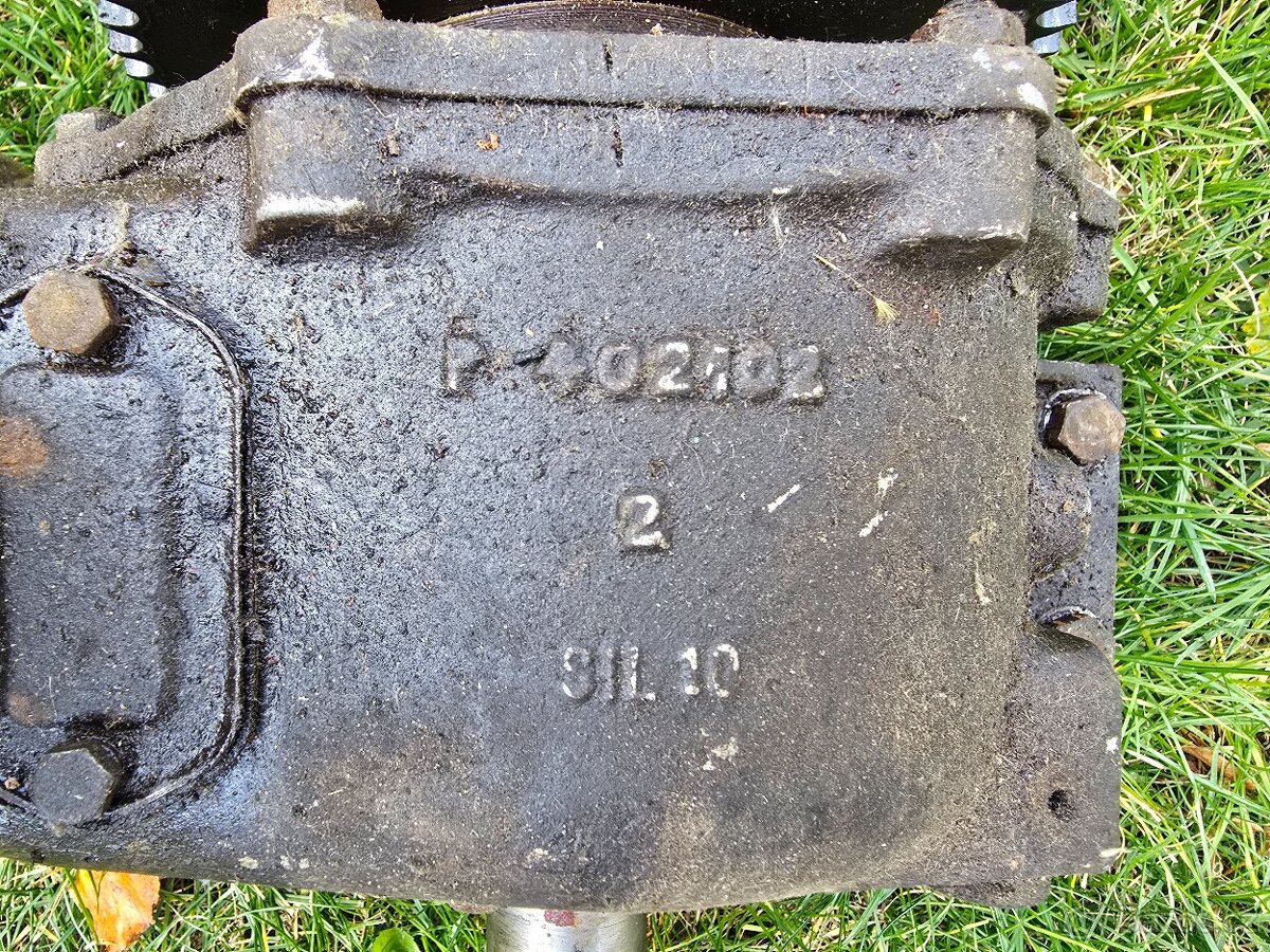 Převodovka z frézky - náhradní díly - 12