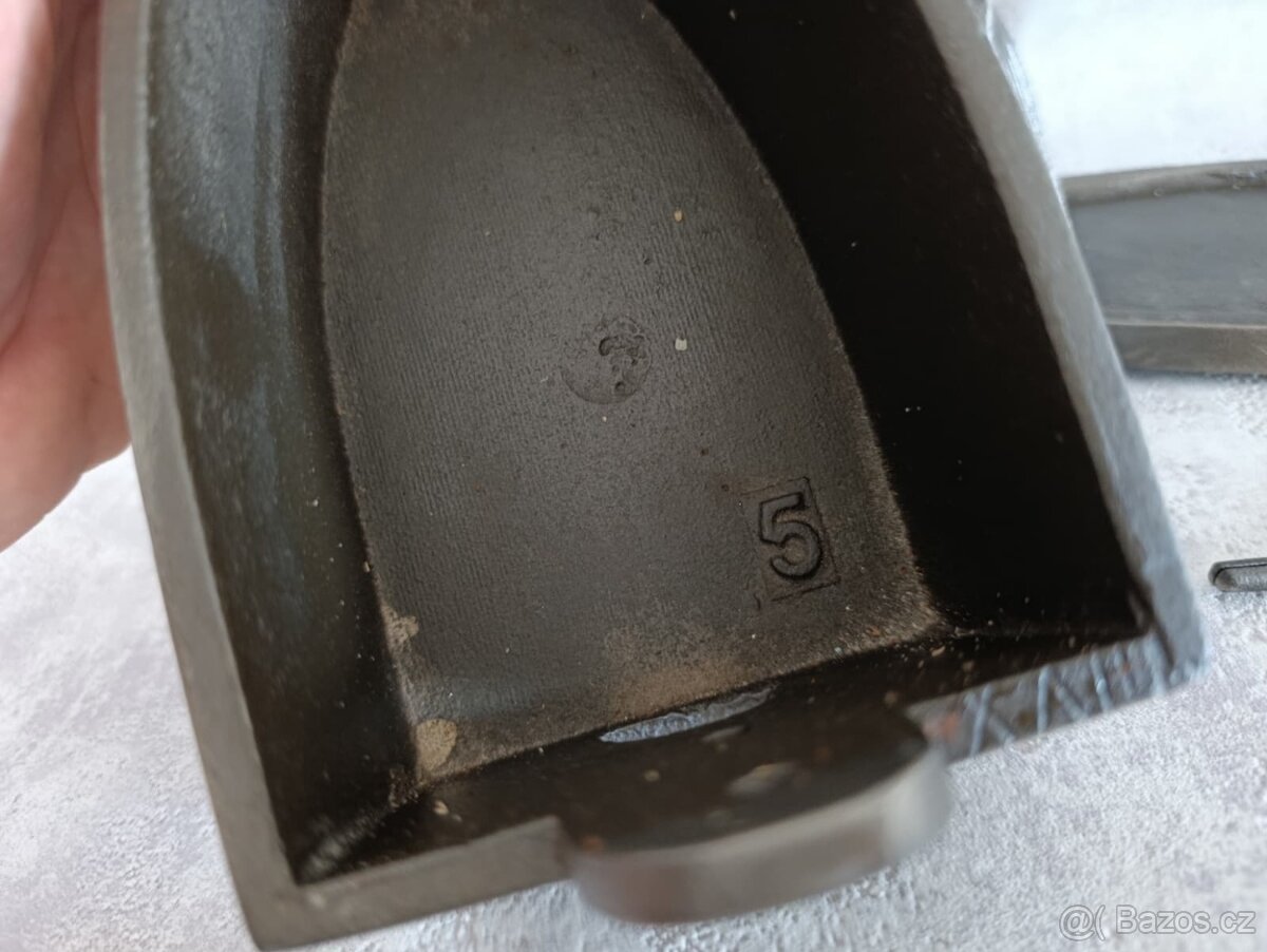 Stará velká orig. atypická žehlička s komínem. Krásná atyp - 12