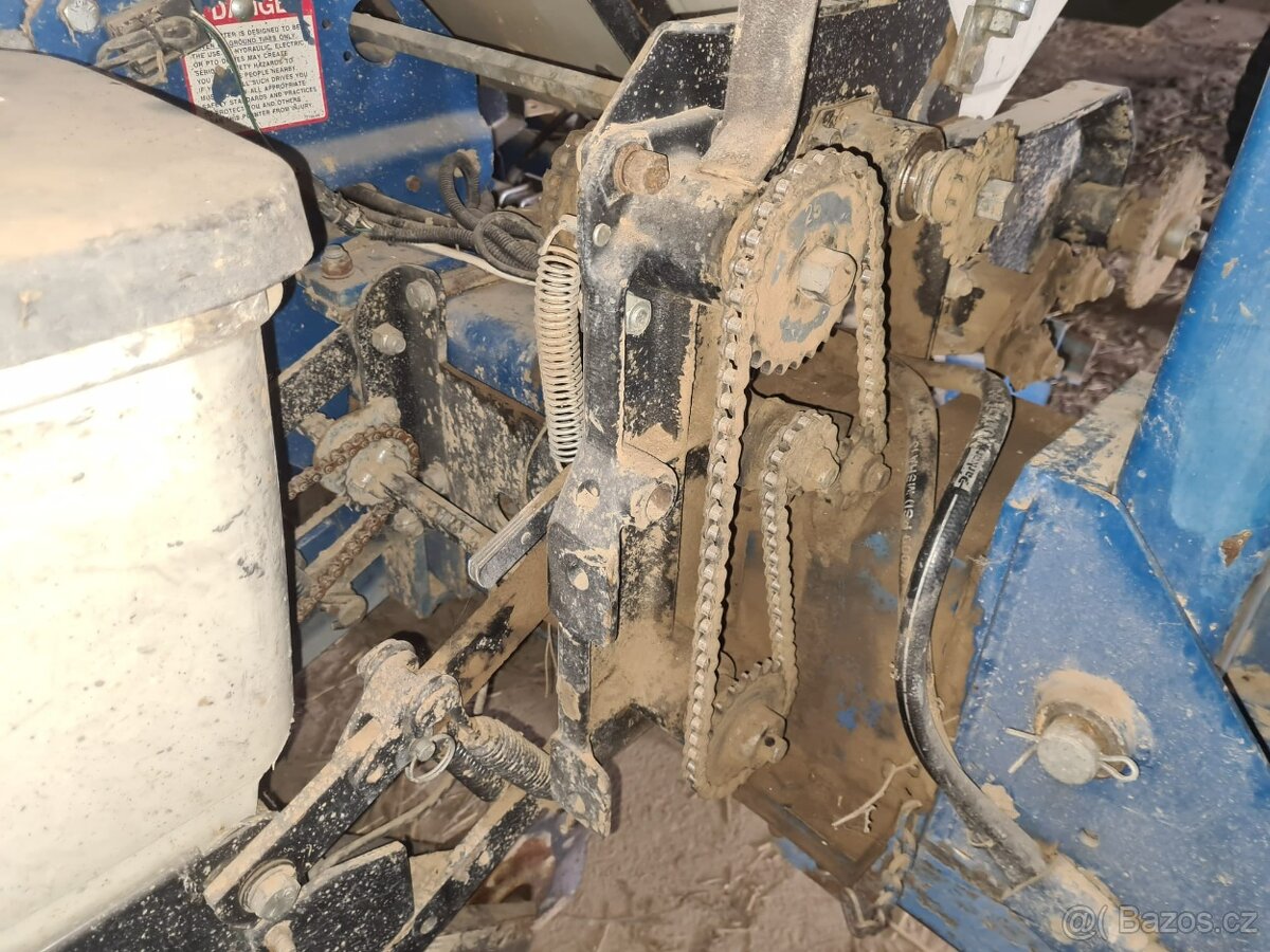 Secí stroj Kinze 3000 8 řádků - 12