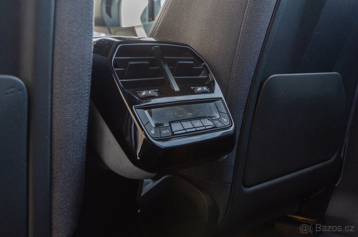 BMW iX xDrive40, Masáž, H&K, Tažné, DPH - 12