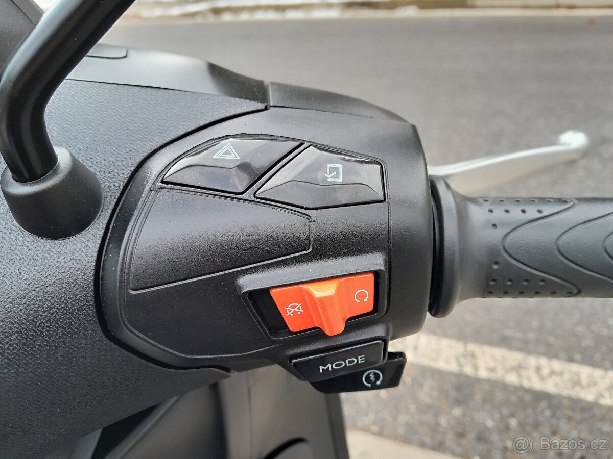 Piaggio Beverly 300i HPE, 2023, 6000km, ZIMNÍ CENA - 12