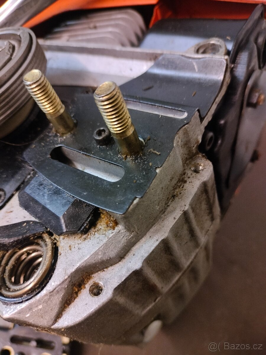 Prodám čínskou motorovou pilu 700 kč - 12