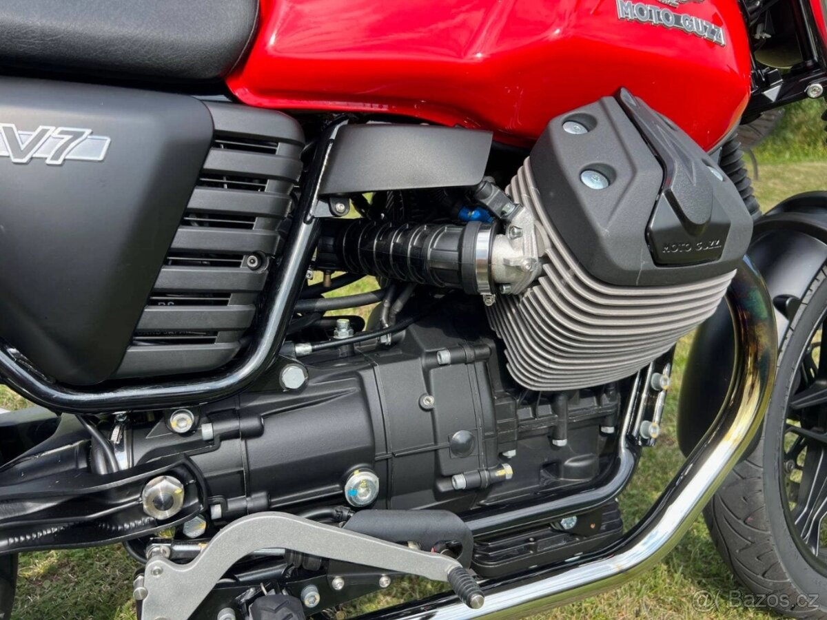 Moto Guzzi V7 II Stone - 12