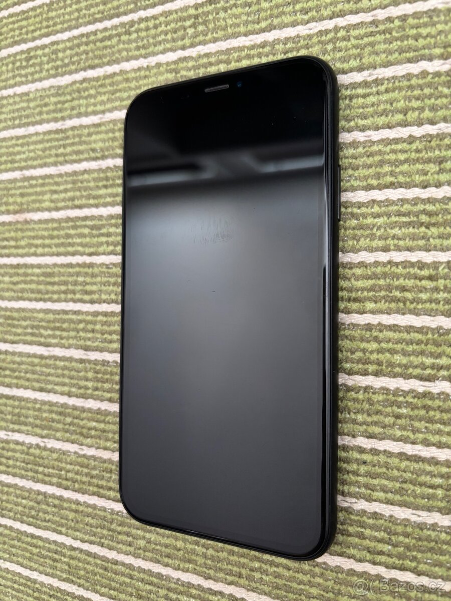 Iphone XR 64GB černý, bat.80%, 14 krytů - 12