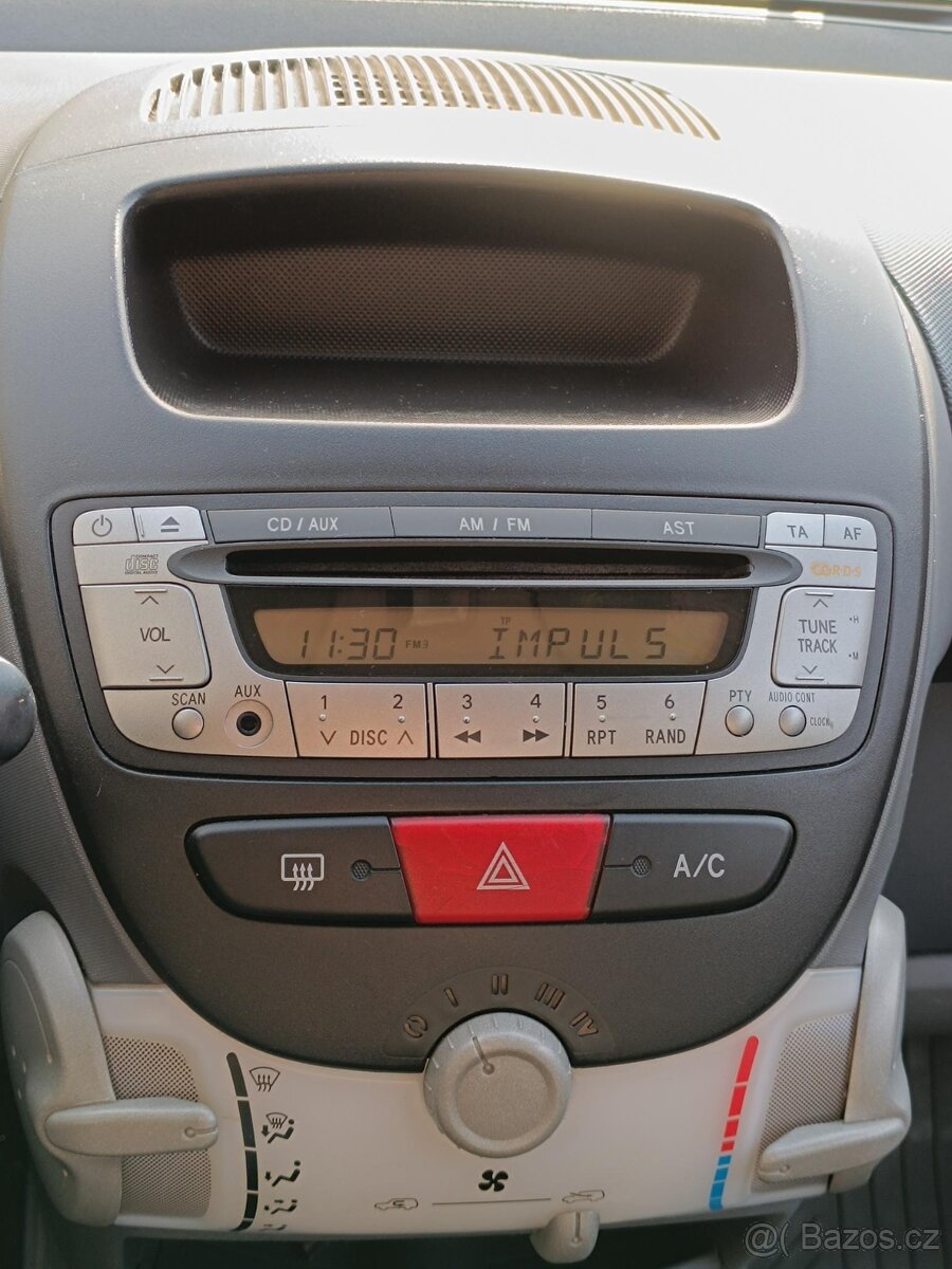 Peugeot 107 1.0 vvt-i, najeto 122 tis, klima, zánovní zimáky - 12