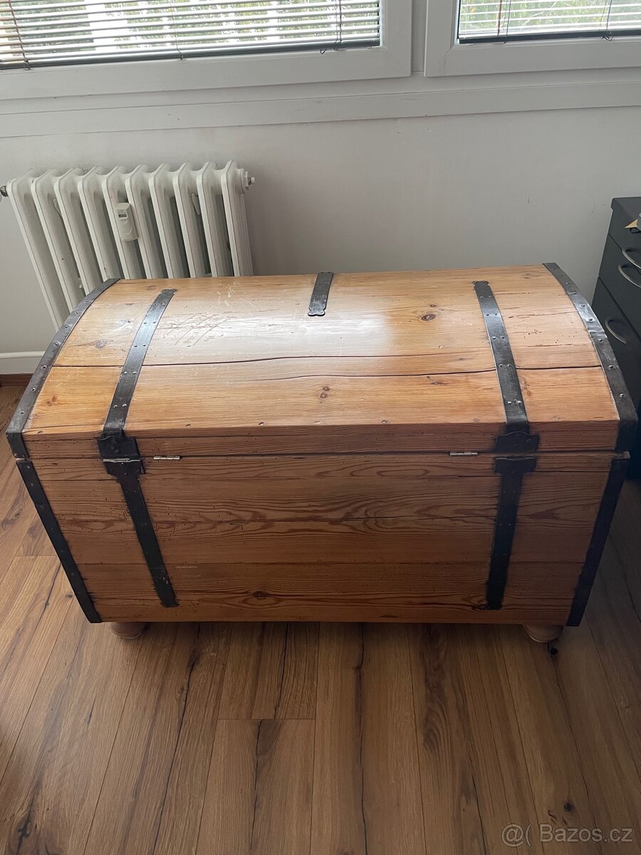 Dřevěná truhla s kováním české výroby - 12