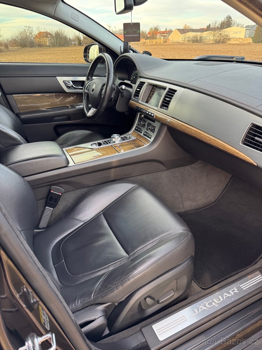 Jaguár XF - 12