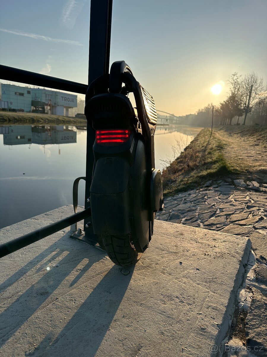 Jednokolka InMotion V11; EUC - 12