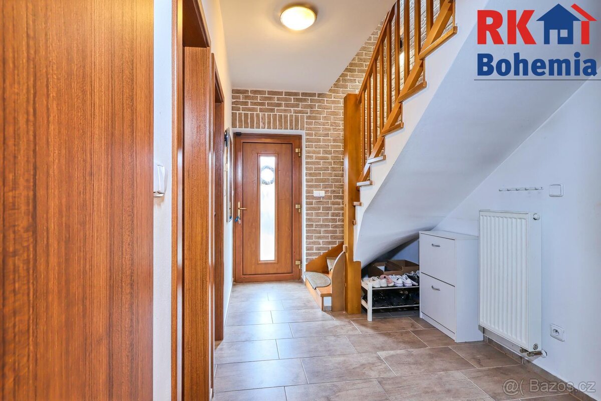Nabízím Vám k prodeji rodinný dům o dispozici 4+1 s garáží a - 12