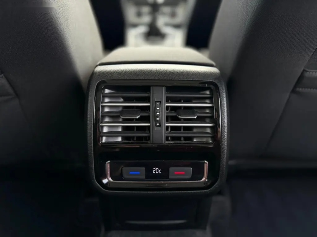 Volkswagen Passat - 12