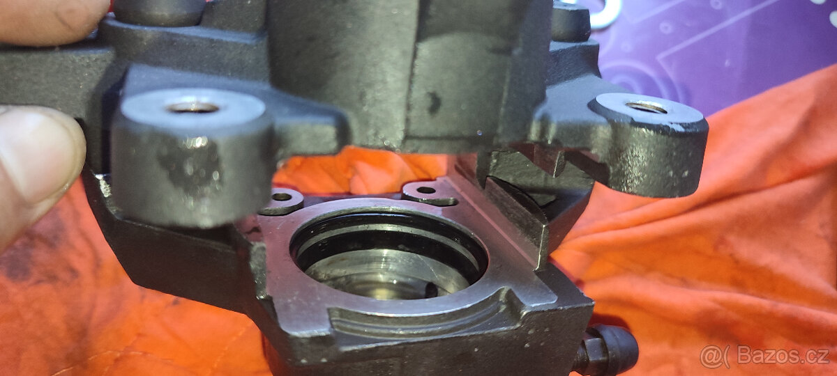 Suzuki SV 650N/S (1999- 2002) Třmen zadní + unašeč a držák - 12