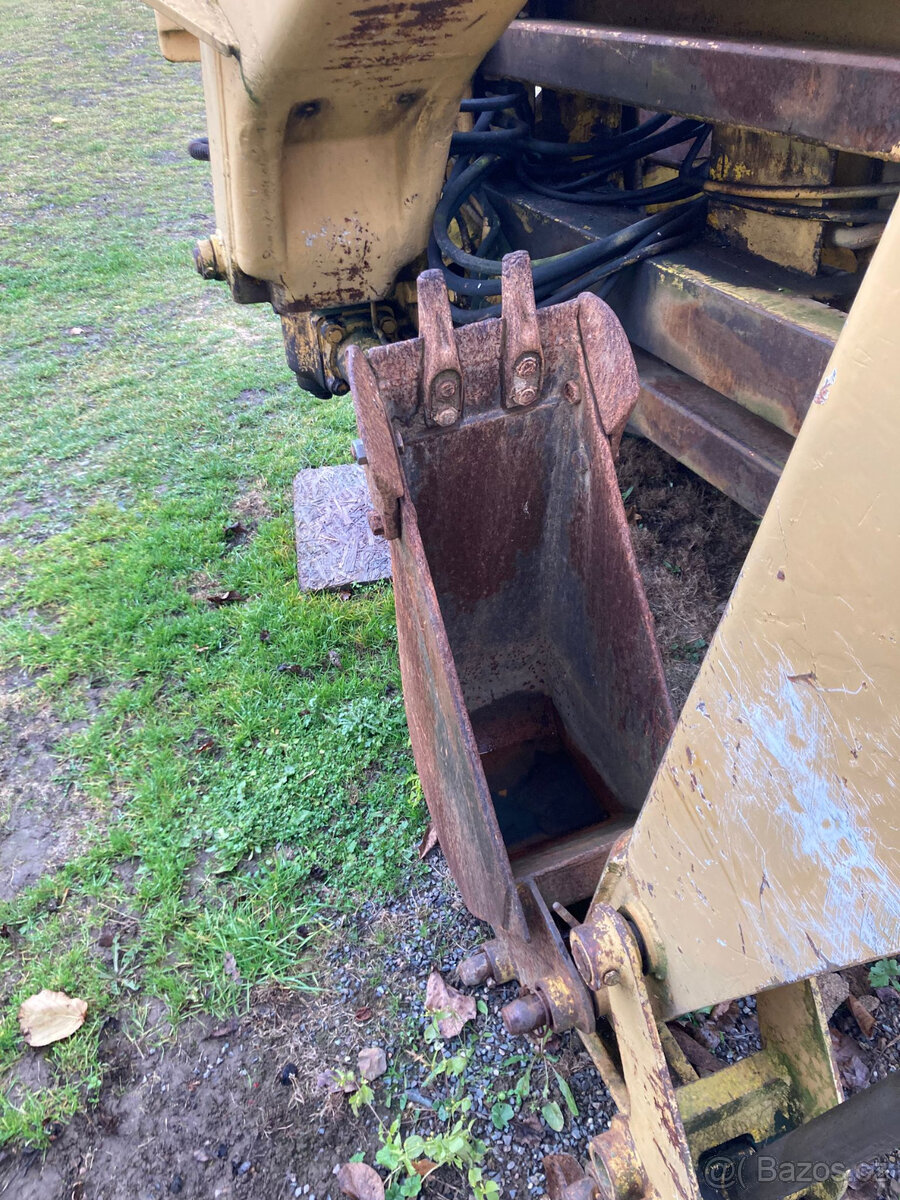 Traktorbagr JCB - 12