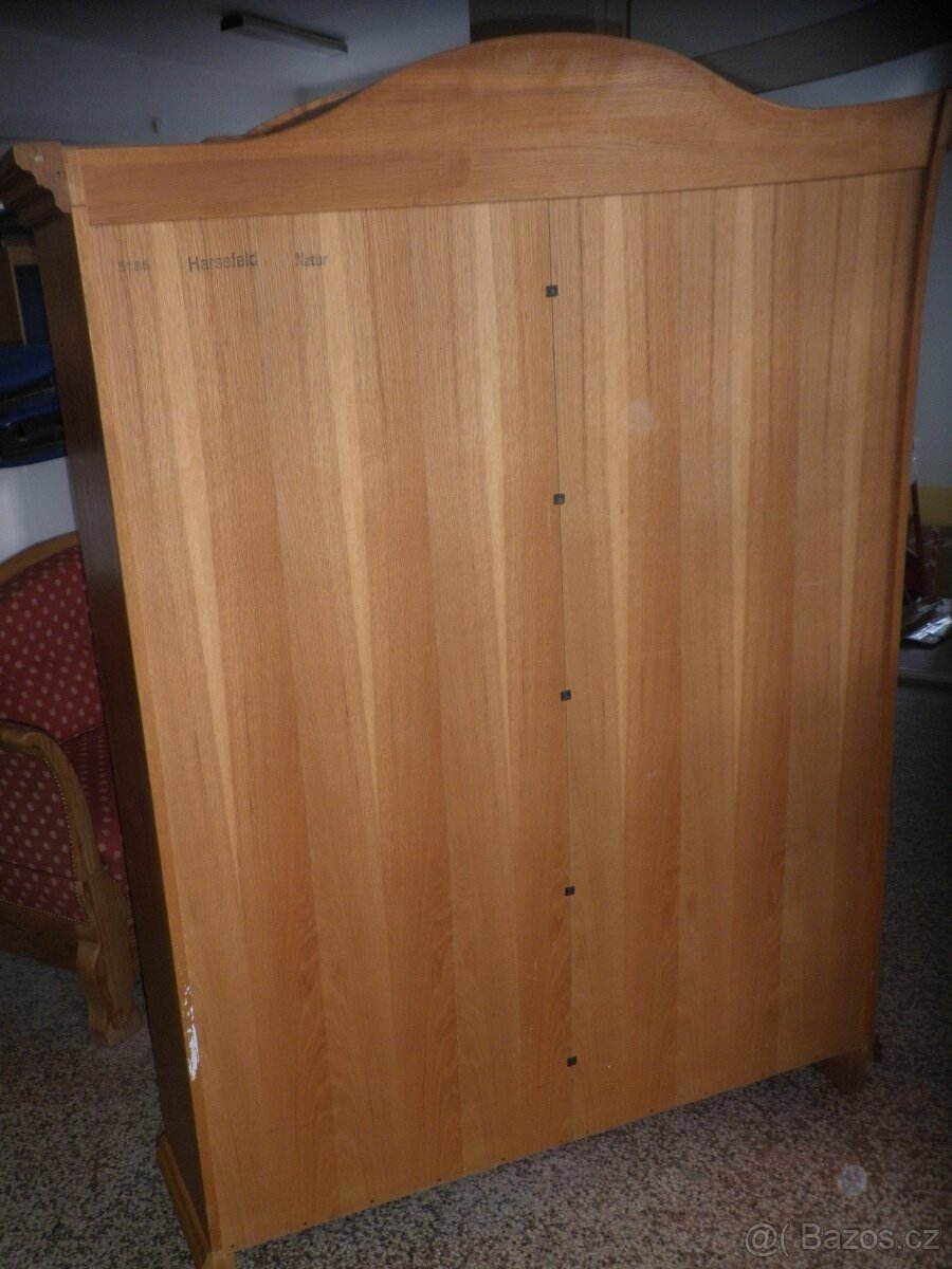 Světlá rustikální šatní skříň - 12