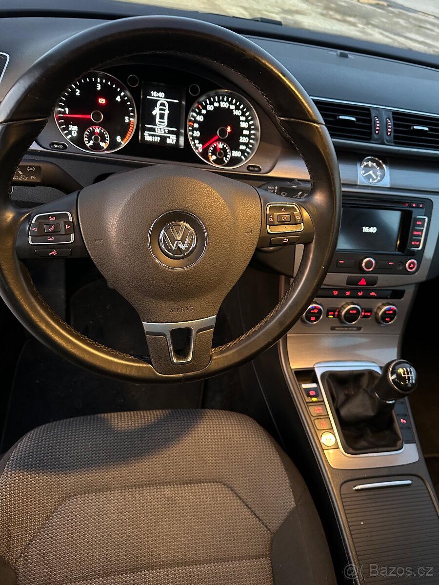 VW Passat B7 2.0 TDI 103 kw Sedan manuál 2 majitel - 12