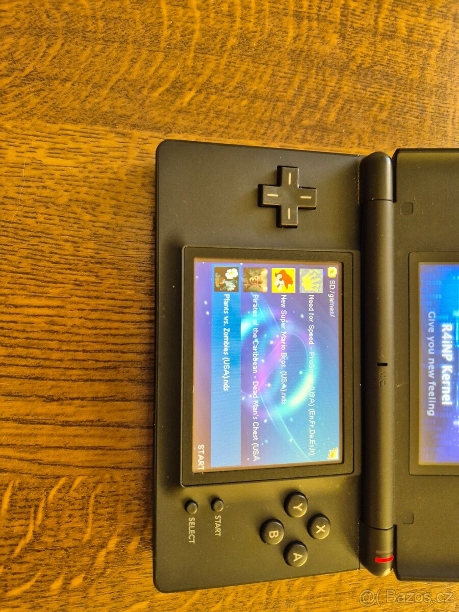 Nintendo DS Lite s příslušenstvím. - 12