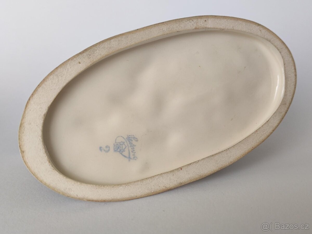 Starožitná soška, figurka, dítě krmí srnče, Hertwig, 14cm - 12