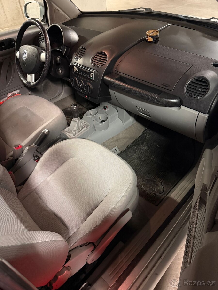 Volkswagen New Beetle - 12