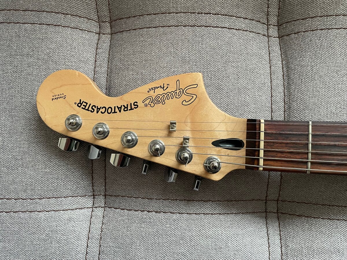 Squier Stratocaster Standard Series + Fender Mustang V2 110W - 12