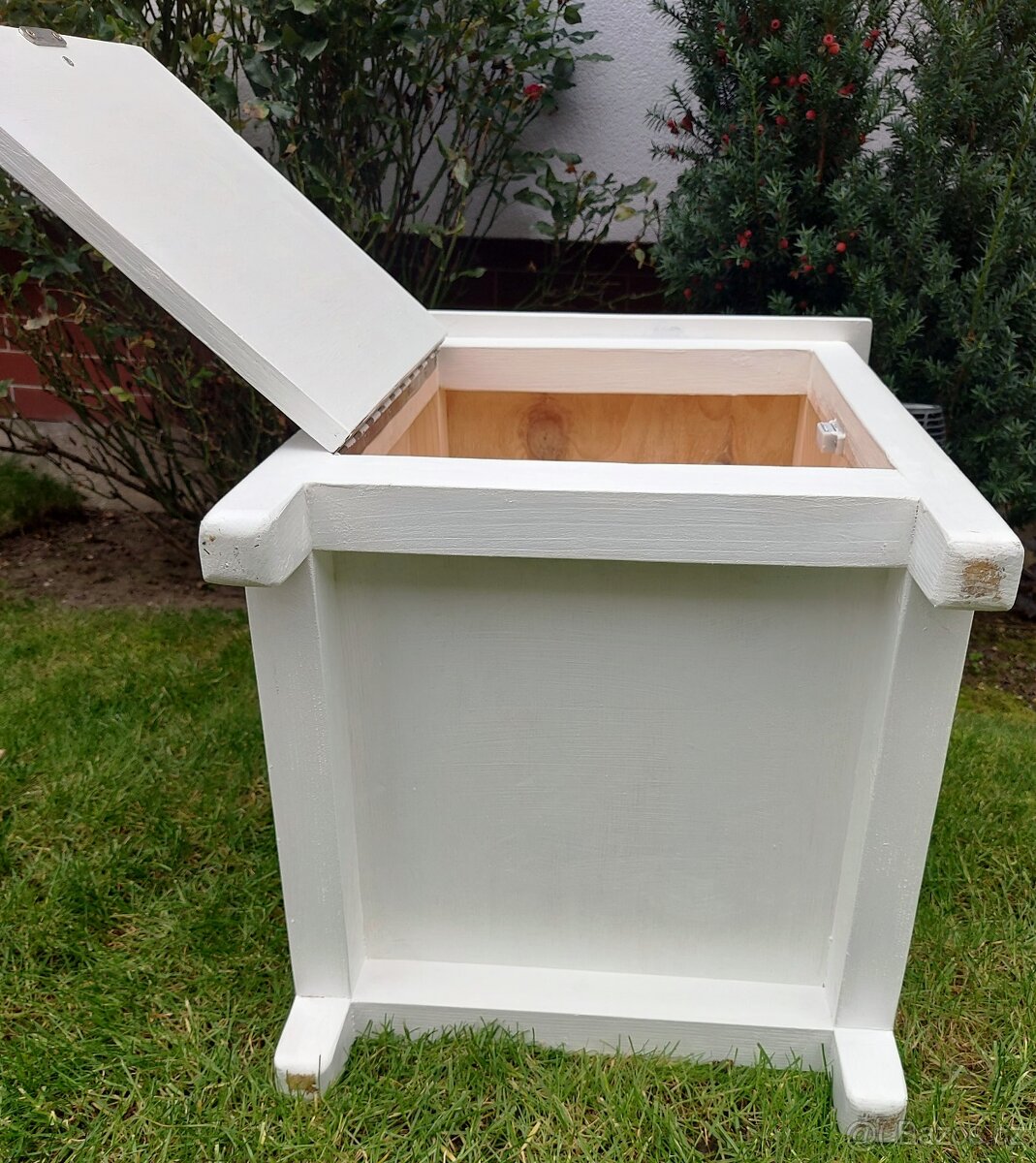 Skříňka s dvířky bílá - 12