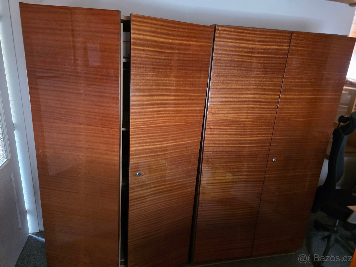 Obyčejné i luxusní skříně. - 12