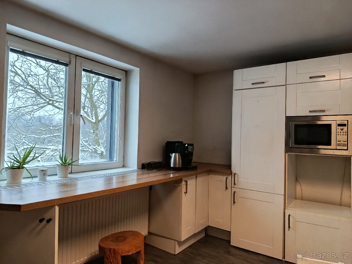 Krásná bílá (téměř plně vybavená) kuchyň - 12