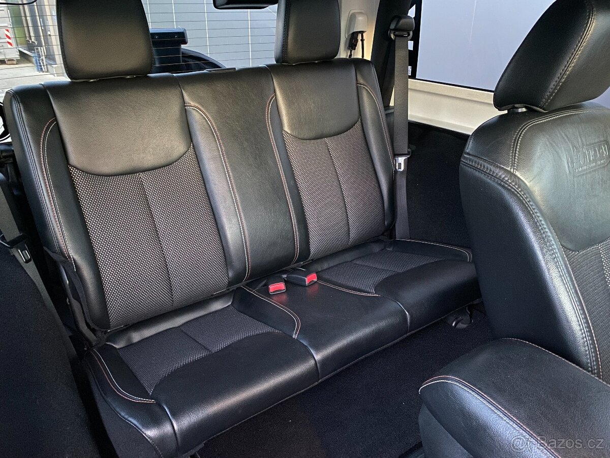 Jeep Wrangler 75th Anniversary Edition - 12