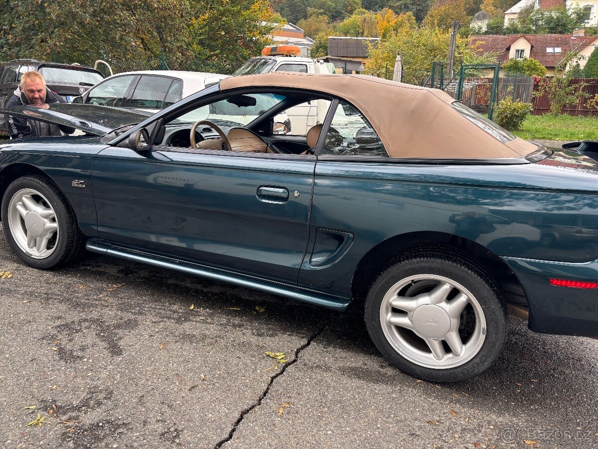 Ford Mustang GT Convertible - 12
