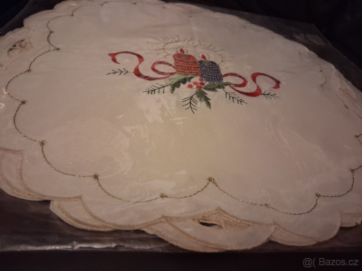 Vánoční kulaté prostírání vyšívané 12 kusů - 12