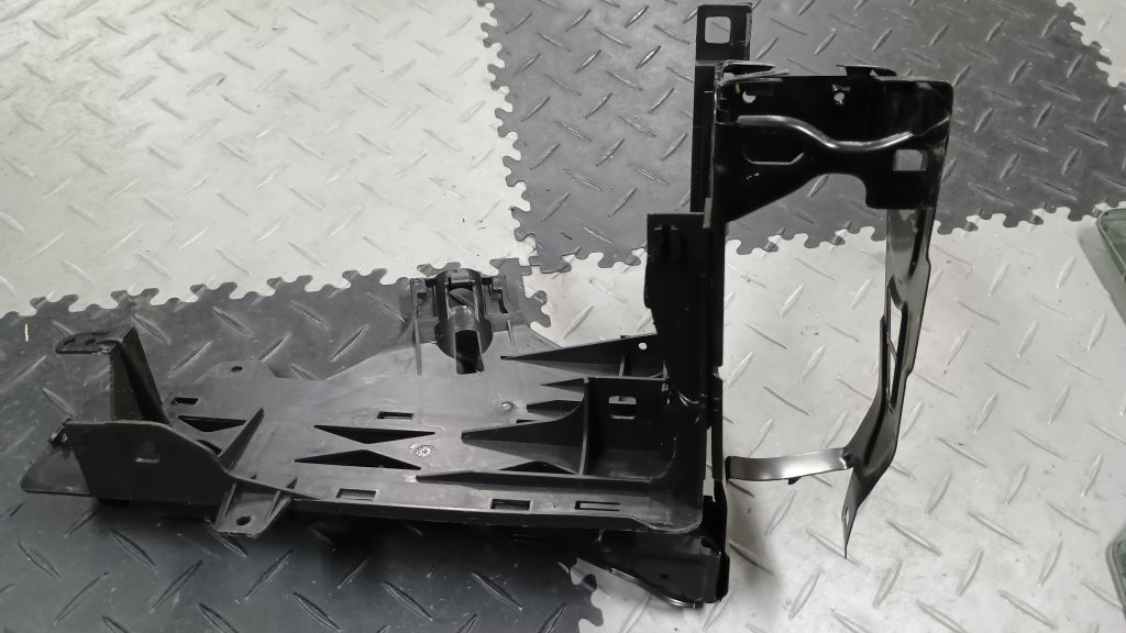 BMW 5 F10 F11 2010 - 2017 predna maska okno sklo okular - 12