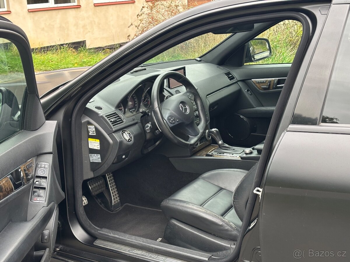 Mercedes Benz C63 AMG - 12