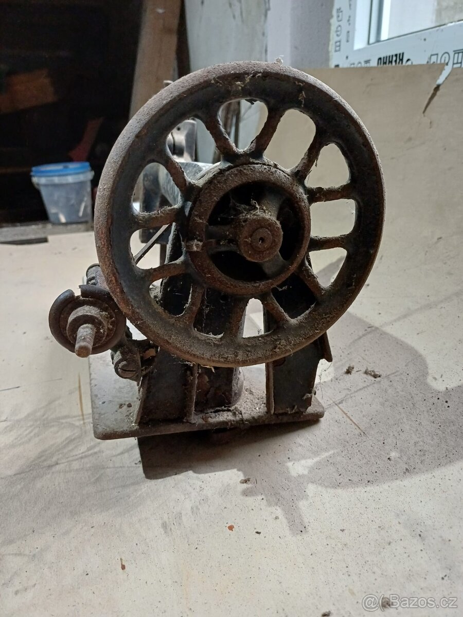 staré šicí stroje k renovaci - 12