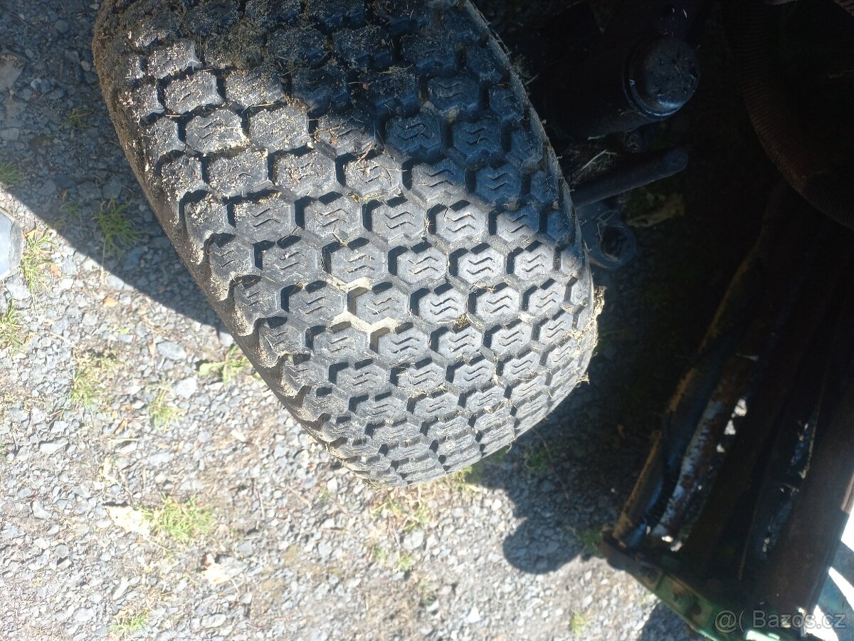 Vřetenová sekačka John Deere. - 12