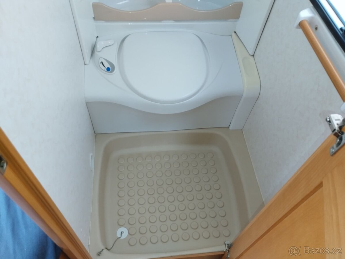 HOBBY 495 UFe č.703. Pro 4. Fr. postel. Sprcha. Rok 2007. - 12