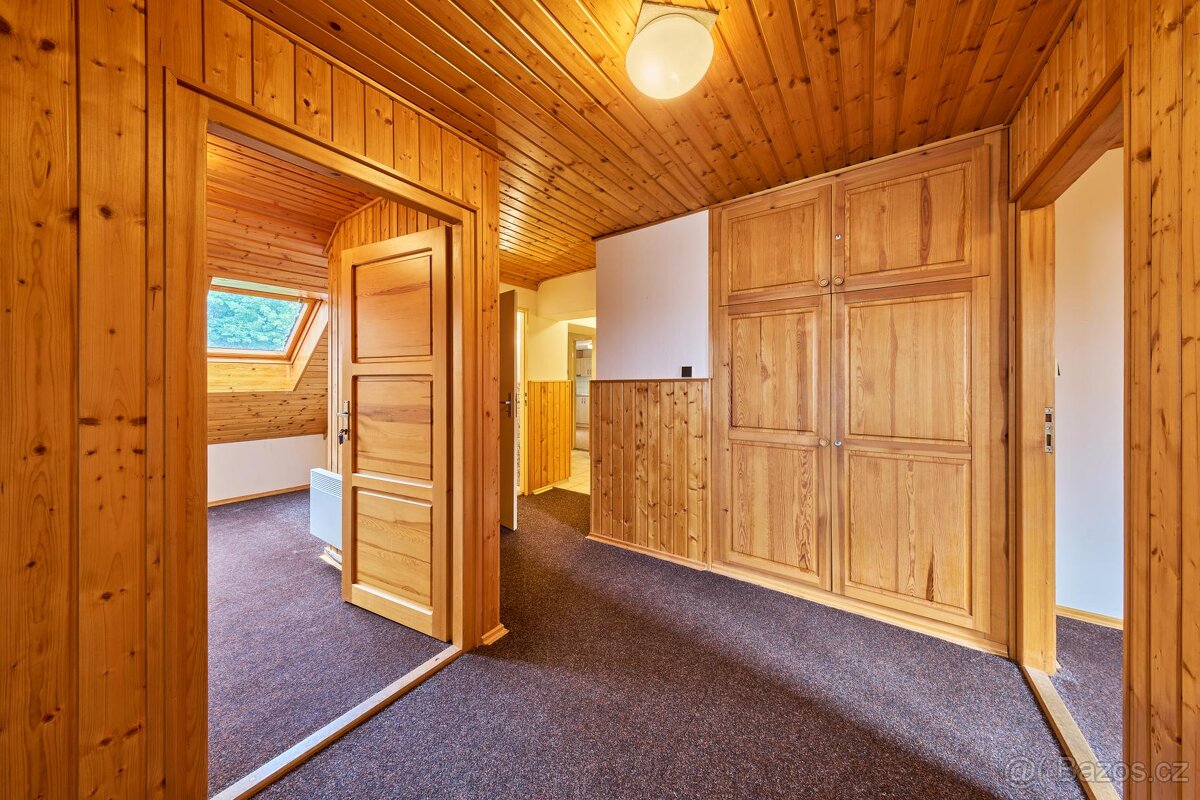 Prodej podkrovního bytu 4+1 s garáží - 12