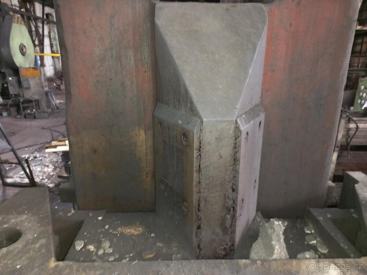 Hydraulický lis ŽĎAS LVH 2500 - 12