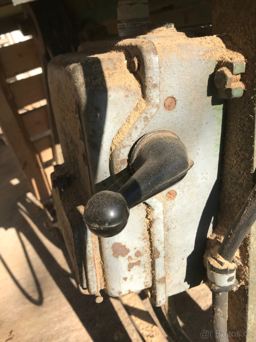 Pila cirkulárka na dřevo. - 12