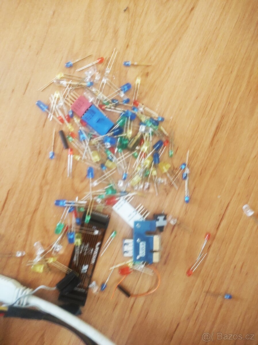 Monitory, kabelaže, diody, 13x Základní deska, notebook - 12