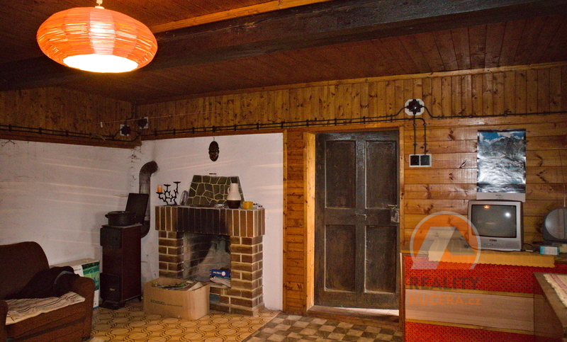 Roubená chalupa v lese - 12