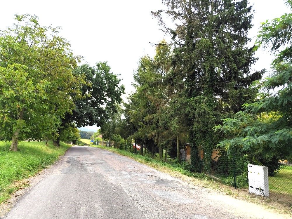 Krásná stavební parcela na prodej v klidném prostředí - 12