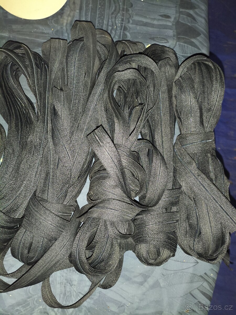 Prodám levně značkové zipy, plastová spirála, stanové - 12