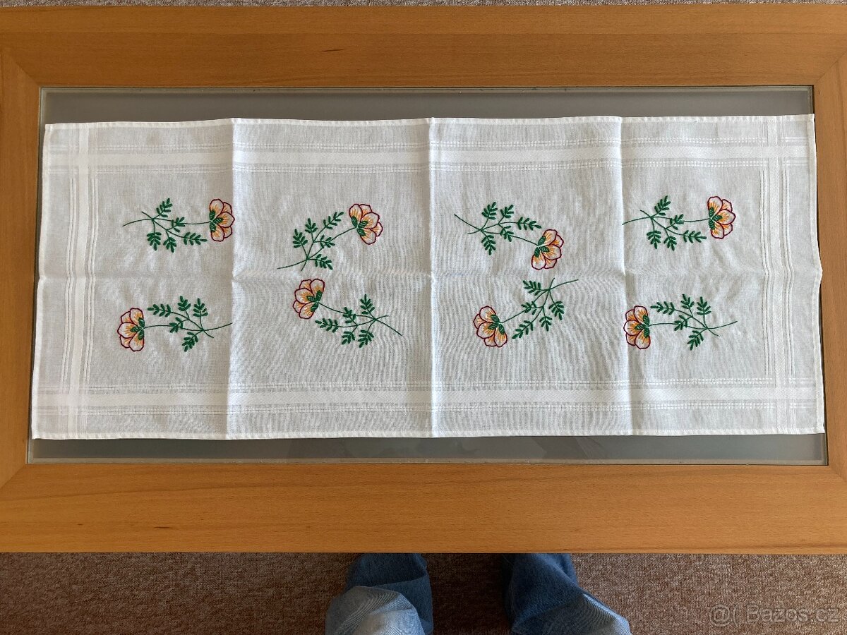 Vyšívané dečky a ubrusy - 12