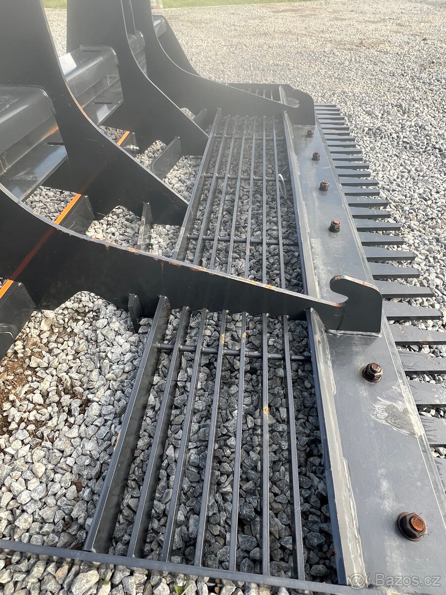 Vyrovnávací zařízení pro terén nové na smykový nakladač - 12