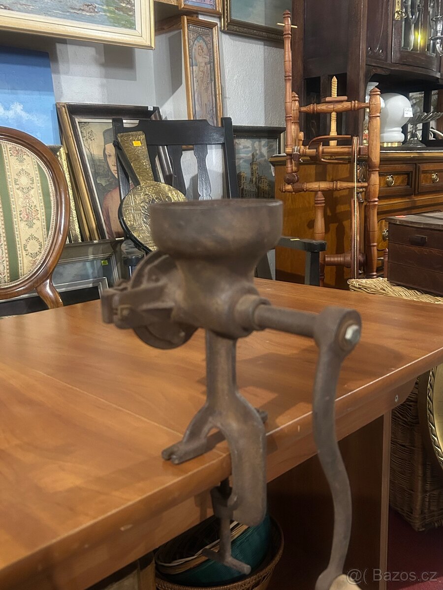 Starý litinový mlýnek na obilí / šrotovník - 12