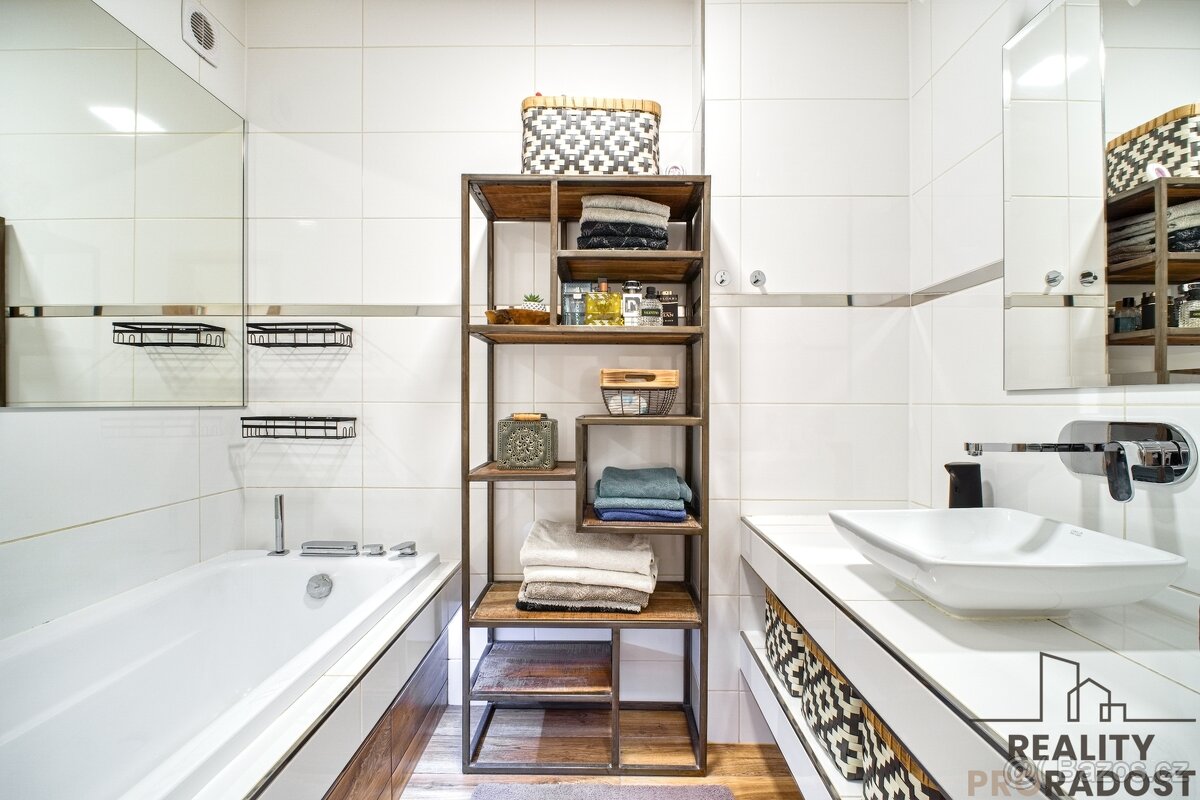 Prodej stylového bytu 3+1 se zasklenou lodžií na ul Horymíro - 12