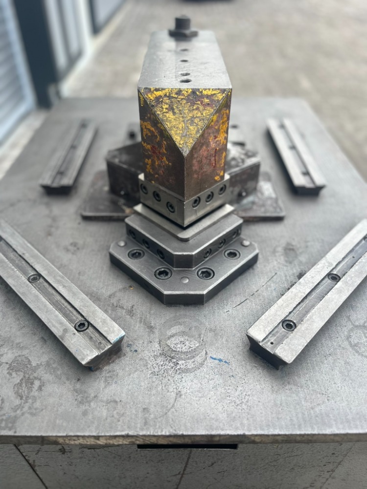 205. Vysekávací stroj Sázavan – děrovací stroj - 12